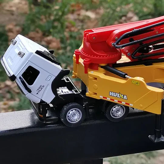 Camión Bomba de Concreto Huina (Escala 1:50) - ¡La Ingeniería de la Construcción en tu Colección!